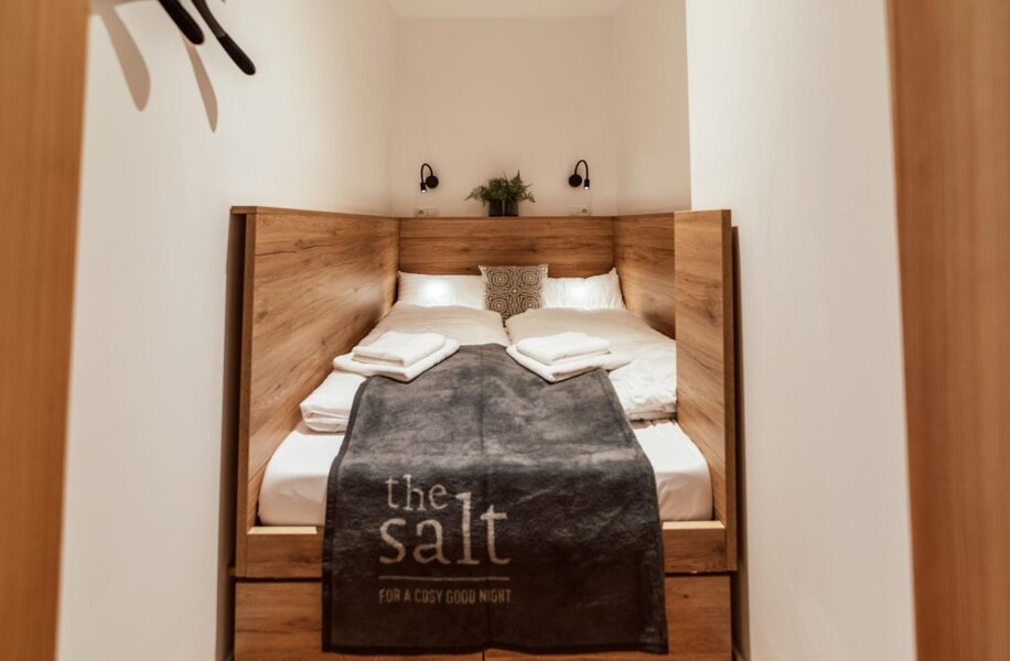 Bettkoje für zwei Personen in einem der the salt-Apartments.