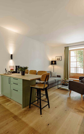 Apartment mit offener Küche, Essbereich und Wohnzimmer.