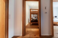 Zwei Schlafzimmer, eines davon mit Stockbett für zwei Personen, das andere mit Doppelbett. 