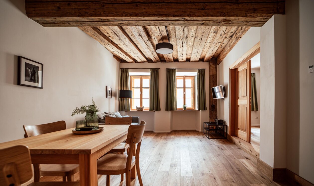 Gemütliche Ferienwohnung in Salzburg mit Holzmöbeln und rustikalem Charme.