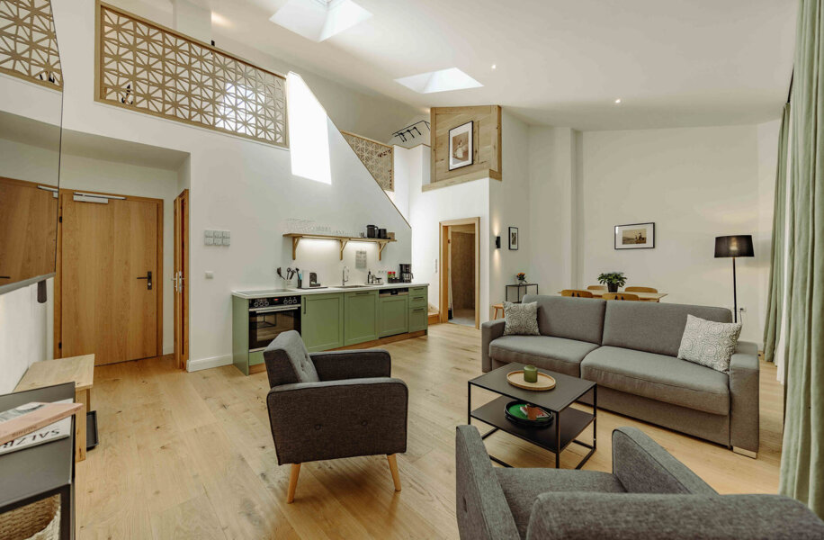 Galerie-Apartment mit moderner Küche und Wohnbereich.