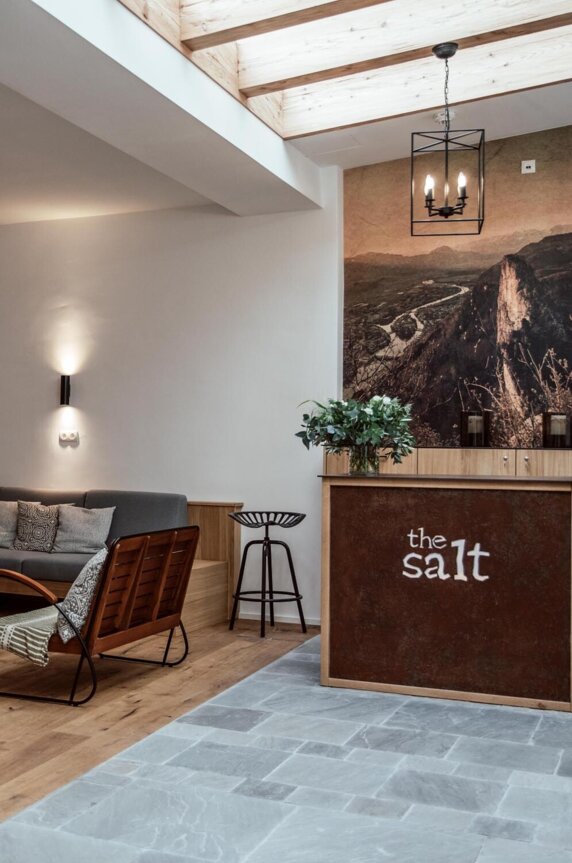 Gemütlicher Loungebereich im Boutiquehotel the salt townhouse mit moderner Einrichtung, Holzmöbeln und Kunst.