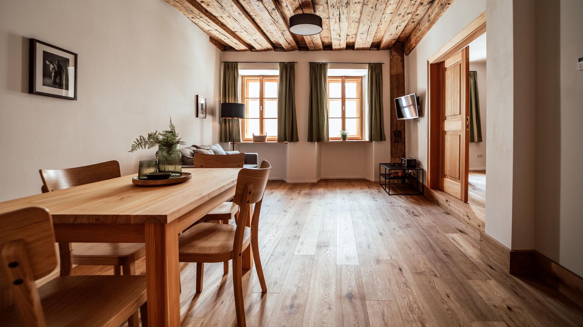 Gemütliche Ferienwohnung in Salzburg mit Holzmöbeln und rustikalem Charme.