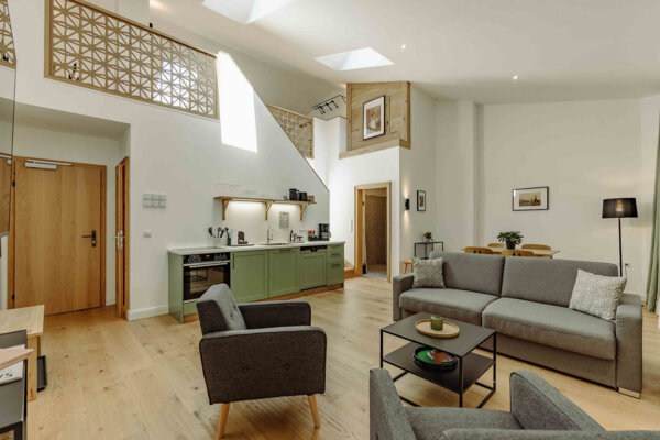 Galerie-Apartment mit moderner Küche und Wohnbereich.
