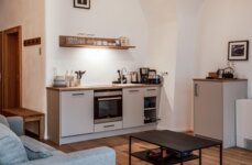 Küche mit modernen Geräten, Holzboden und minimalistischem Design in einem stilvollen Apartment.