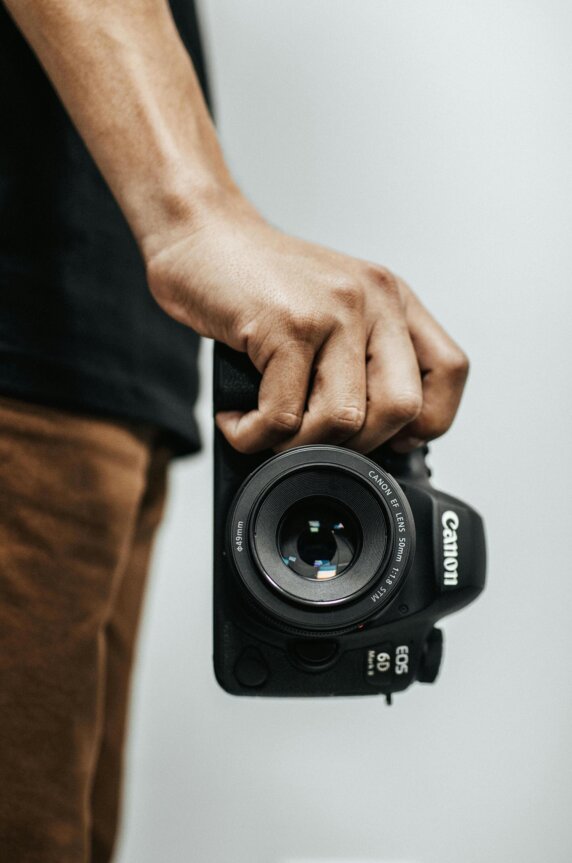 Eine Person hält eine Canon EOS 6D Kamera.