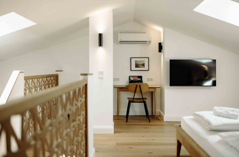 Galerie-Apartment in Hallein mit modernem Schreibtisch, TV und Klimaanlage.