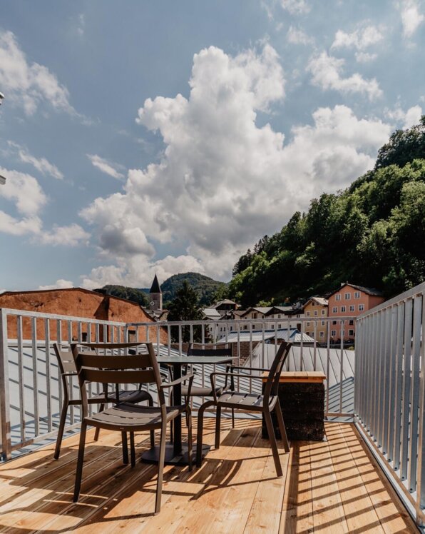 Terrasse eines Rooftop-Apartments von the salt mit Blick auf die Häuser in Hallein.
