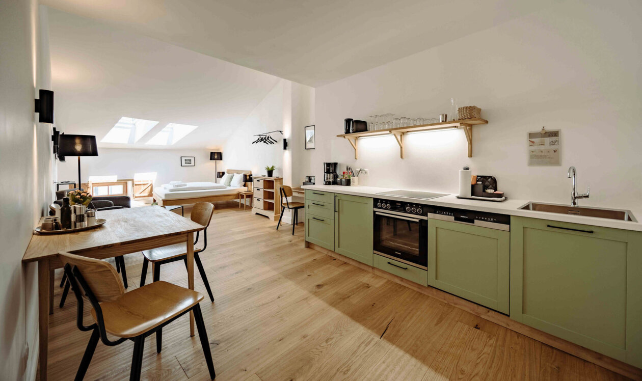 Apartment mit moderner Küche und Essbereich.