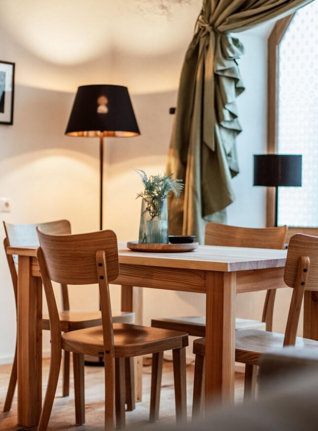 Essbereich mit Holzmöbeln und sanfter Beleuchtung.