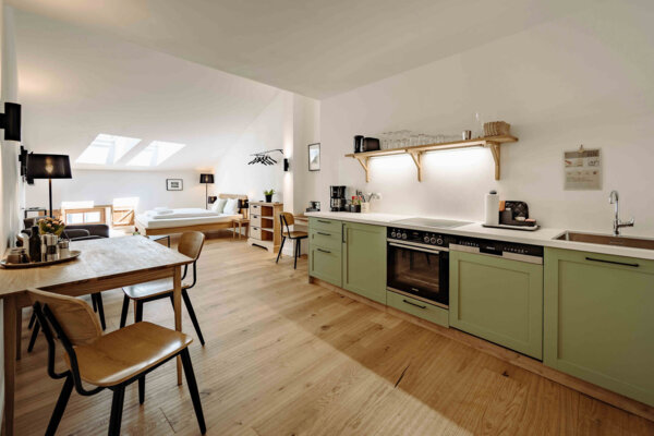 Apartment mit moderner Küche und Essbereich.