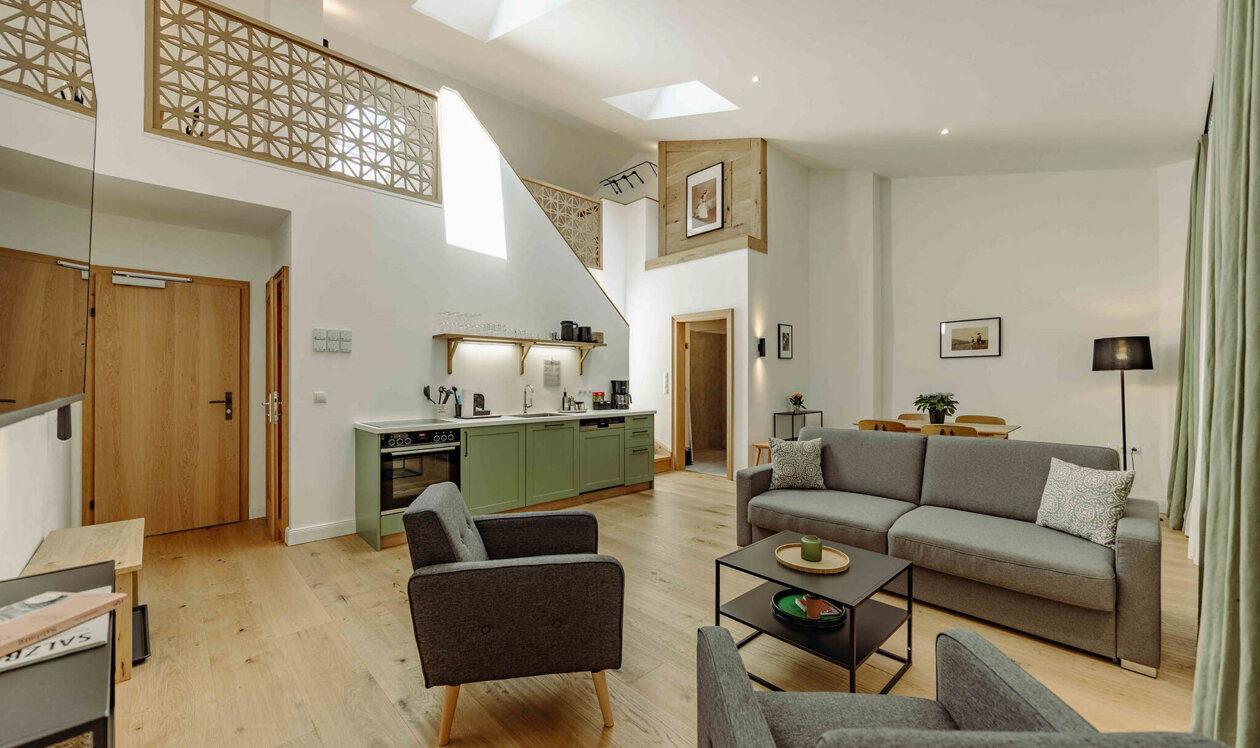 Galerie-Apartment mit moderner Küche und Wohnbereich.