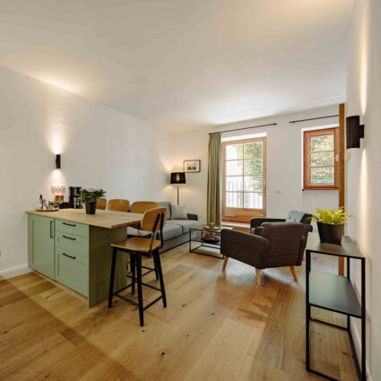 Apartment mit offener Küche, Essbereich und Wohnzimmer.