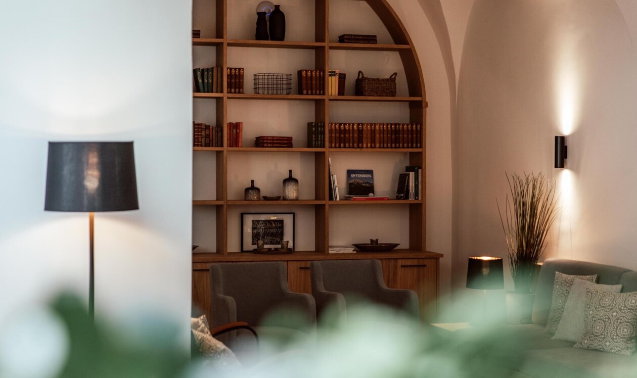 Bibliothek im the salt Hallein mit stilvoller Einrichtung, Bücherregal und sanfter Beleuchtung.