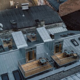 Luftaufnahme der Rootop-Apartments mit Sitzbereichen.