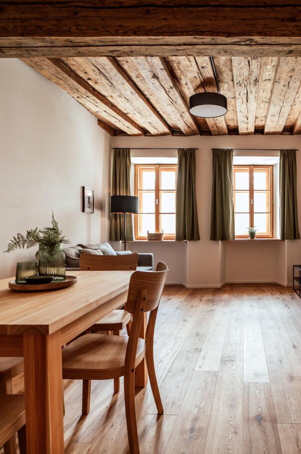 Gemütliche Ferienwohnung in Salzburg mit Holzmöbeln und rustikalem Charme.