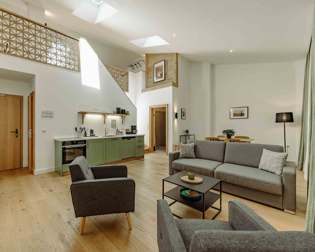 Galerie-Apartment mit moderner Küche und Wohnbereich.