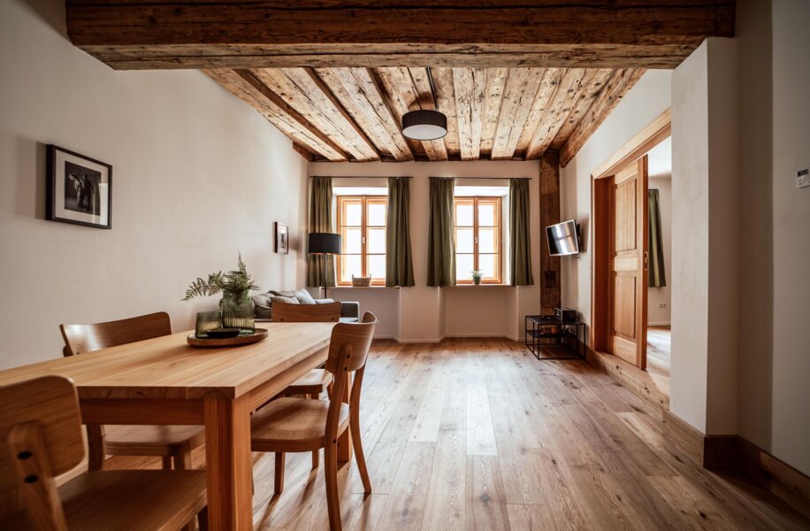 Gemütliche Ferienwohnung in Salzburg mit Holzmöbeln und rustikalem Charme.