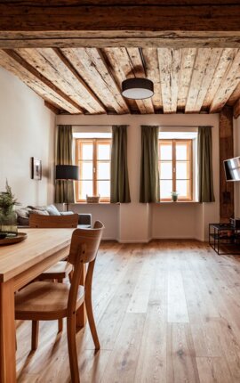 Gemütliche Ferienwohnung in Salzburg mit Holzmöbeln und rustikalem Charme.