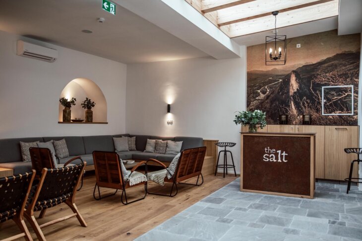 Gemütlicher Loungebereich im Boutiquehotel the salt townhouse mit moderner Einrichtung, Holzmöbeln und Kunst.