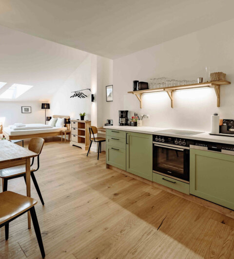 Apartment mit moderner Küche und Essbereich.
