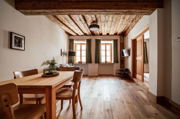 Gemütliche Ferienwohnung in Salzburg mit Holzmöbeln und rustikalem Charme.