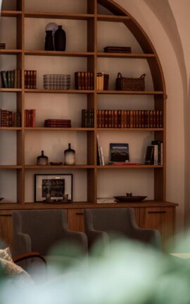 Bibliothek im the salt Hallein mit stilvoller Einrichtung, Bücherregal und sanfter Beleuchtung.