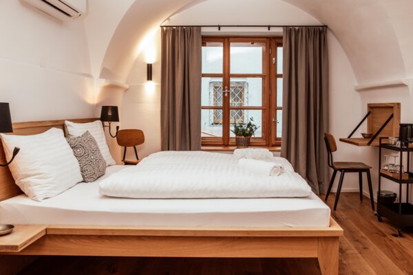 Doppelzimmer im the salt townhouse mit Holzboden, großem Bett und Fenster.