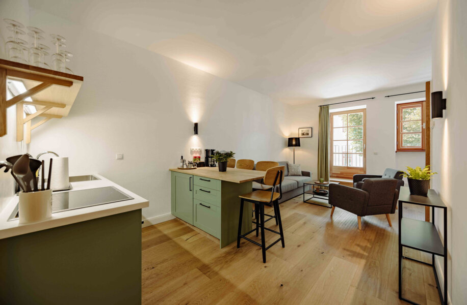 Apartment mit offener Küche, Essbereich und Wohnzimmer.