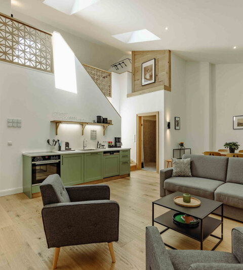 Galerie-Apartment mit moderner Küche und Wohnbereich.
