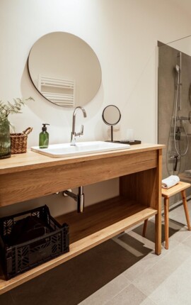 Modernes Badezimmer mit modernem Waschbecken, Spiegel und Dusche.