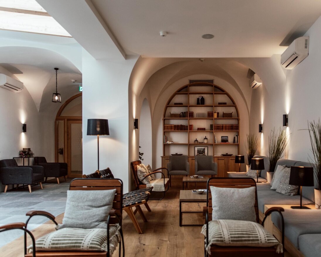 Eleganter Lounge-Bereich mit bequemen Sesseln, Bücherregalen und sanfter Beleuchtung im the salt townhouse.