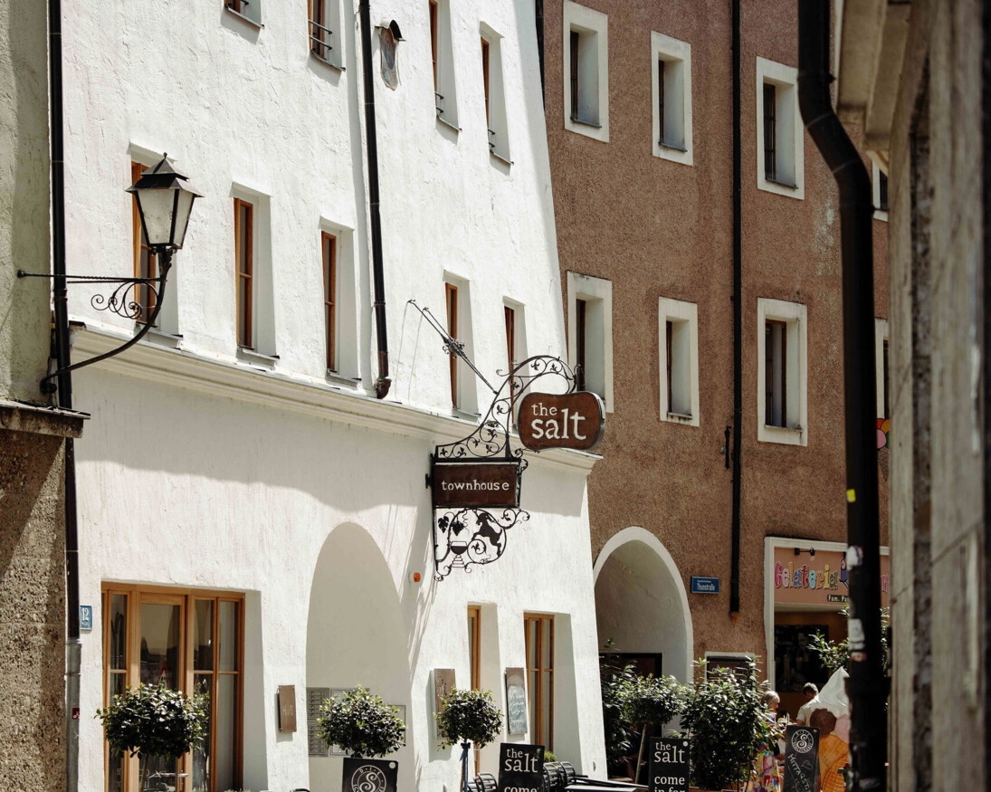Außenansicht vom the salt townhouse in Hallein mit dem Schild "The Salt", mitten in der historischen Altstadt von Hallein.