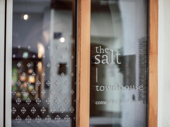 Eingangstür mit Glasbeschriftung "the salt townhouse" und dekorativen Mustern.